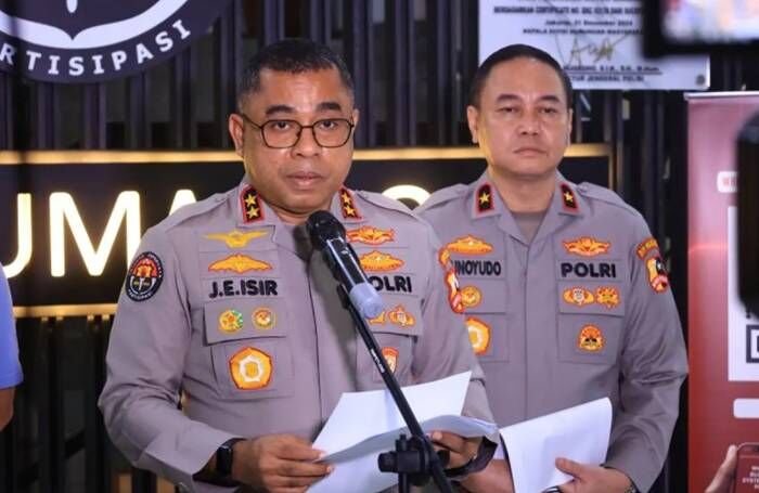 Kepala Divisi Humas Polri Inspektur Jenderal Polisi Johnny Eddizon Isir (kiri) menyampaikan keterangan pers di Jakarta, Minggu (15/2/2026) malam. FOTO : ANTARA/HO-Divisi Humas Polri