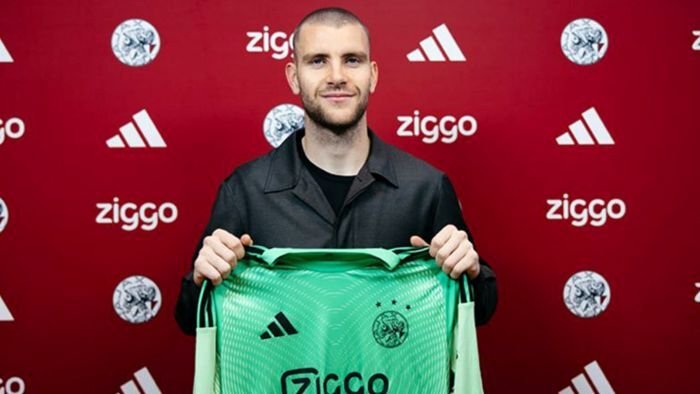 Kiper Timnas Indonesia Maarten Paes resmi diperkenalkan sebagai pemain baru klub Liga Belanda Ajax Amsterdam pada bursa transfer musim dingin ini. Foto: IST/ajax.nl