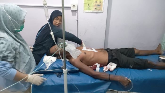 Korban penusukan dalam penanganan medis. Foto: BorneoFlash/Ist