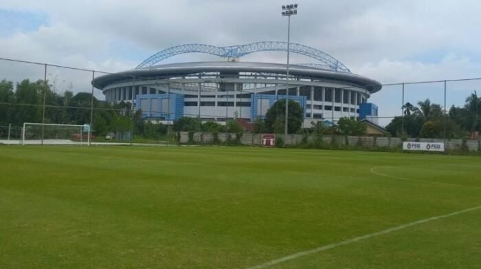 Lapangan latihan berumput alami di kawasan stadion batakan. Foto: BorneoFlash/Niken Sulastri