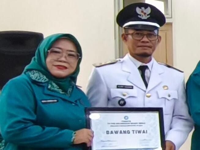 Lurah Graha Indah, Muhammad Arif Rachman saat launching bawang tiwai sebagai program tematik kelurahan graha indah, saat pelantikan kepengurusan TP-PKK tingkat Kecamatan dan Kelurahan Balikpapan Utara, yang berlangsung pada Sabtu (31/1/2026). Foto: BorneoFlash/Ist