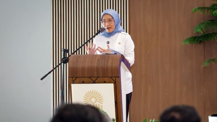 MenPANRB Rini Widyantini memberikan kuliah umum mengenai transformasi birokrasi kepada ASN yang telah bekerja di IKN pada Jumat (13/02/2026) di Kantor Kemenko 3 KIPP IKN. Foto: HO/Humas Otorita IKN