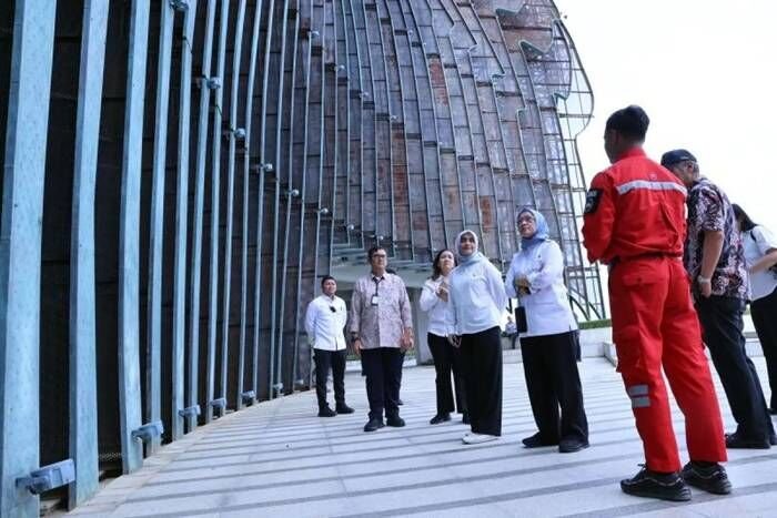Menteri PANRB Rini Widyantini (kedua kanan) meninjau Istana Garuda di Ibu Kota Nusantara (IKN), Penajam Paser Utara, Kalimantan Timur, Jumat (13/2/2026). FOTO: ANTARA/HO-Humas Kementerian PANRB