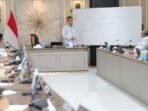 Menaker Yassierli saat memberikan arahan kepada Dewan Pengawas dan Direksi BPJS Ketenagakerjaan periode 2026–2031 di Kantor Kementerian Ketenagakerjaan, Jakarta, pada Senin (23/2/2026).  Foto: HO/Biro Humas Kemnaker