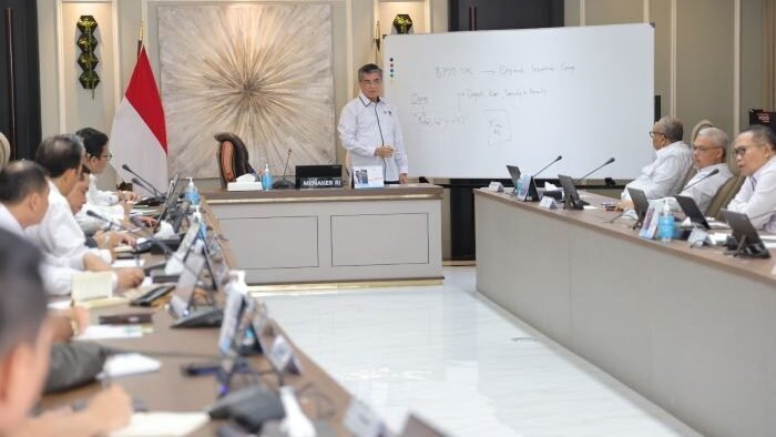 Menaker Yassierli saat memberikan arahan kepada Dewan Pengawas dan Direksi BPJS Ketenagakerjaan periode 2026–2031 di Kantor Kementerian Ketenagakerjaan, Jakarta, pada Senin (23/2/2026).  Foto: HO/Biro Humas Kemnaker