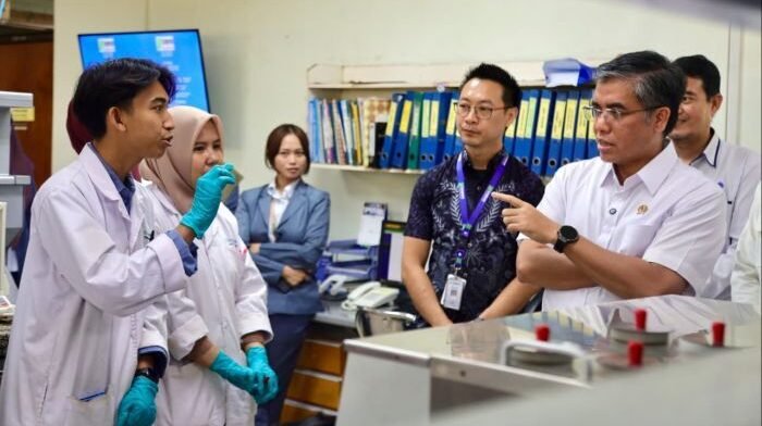 Menaker Yassierli saat melakukan monitoring dan evaluasi pemagangan nasional di PT Ecogreen Oleochemicals, Batam, Kepulauan Riau, pada Selasa (24/2/2026). Foto: HO/Biro Humas Kemnaker