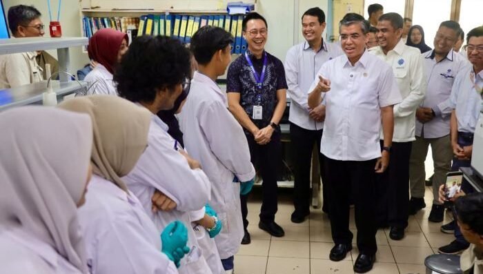 Menaker Yassierli saat melakukan monitoring dan evaluasi pemagangan nasional di PT Ecogreen Oleochemicals, Batam, Kepulauan Riau, pada Selasa (24/2/2026). Foto: HO/Biro Humas Kemnaker