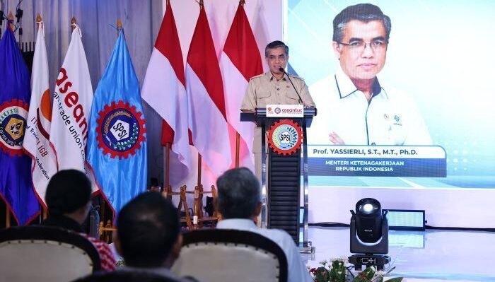 Menaker Yassierli saat menghadiri Tasyakuran HUT ke-53 KSPSI dan Harpekindo Tahun 2026 di Purwakarta, Jawa Barat, Sabtu (21/2/2026). Foto: HO/Biro Humas Kemnaker