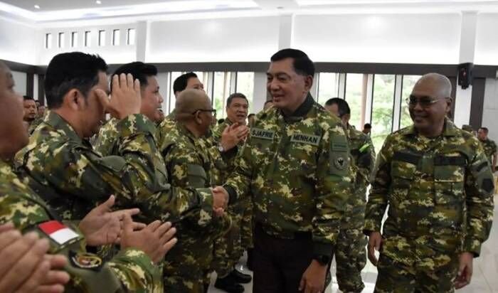 Menteri Pertahanan Sjafrie Sjamsoeddin (keempat kiri) didampingi Ketua Umum Persatuan Wartawan Indonesia (PWI) Pusat Akhmad Munir (kanan) berjabat tangan dengan peserta saat Retret PWI tahun 2026 di Pusat Kompetensi Bela Negara, Rumpin, Bogor, Jawa Barat, Sabtu (31/1/2026). FOTO: ANTARA/Arif Firmansyah/wpa.