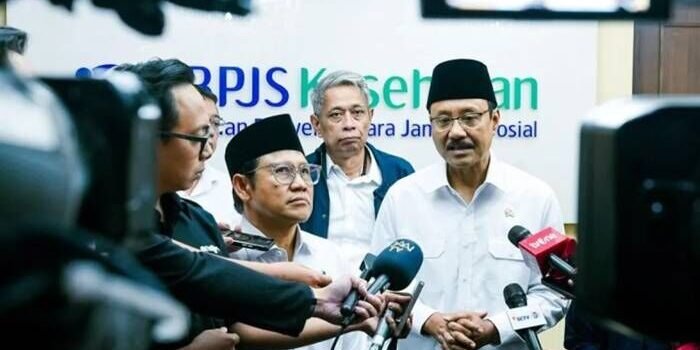 Menteri Sosial Saifullah Yusuf memberikan keterangan pers selepas pertemuan bersama Menteri Koordinator Pemberdayaan Masyarakat Abdul Muhaimin Iskandar. FOTO: ANTARA/HO-Kemensos