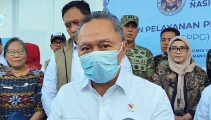 Menteri Koordinator Bidang Pangan (Menko Pangan) Zulkifli Hasan (Zulhas) saat sedang meninjau salah satu Satuan Pelayanan Pemenuhan Gizi (SPPG) di Kabupaten Gowa, Sulawesi Selatan, Jumat (6/2/2026). ANTARA/Muh Hasanuddin