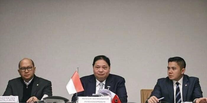 Menko Perekonomian Airlangga Hartarto (tengah) bersama Menteri Investasi dan Hilirasasi Rosan Roeslani (kiri) dan Sekretaris Kabinet Teddy Indra Wijaya (kanan) menyampaikan keterangan pers terkait perjanjian perdagangan timbal balik Indonesia-AS di Washin