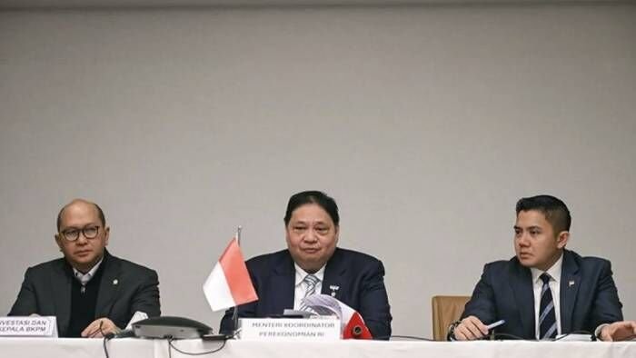 Menko Perekonomian Airlangga Hartarto (tengah) bersama Menteri Investasi dan Hilirasasi Rosan Roeslani (kiri) dan Sekretaris Kabinet Teddy Indra Wijaya (kanan) menyampaikan keterangan pers terkait perjanjian perdagangan timbal balik Indonesia-AS di Washington DC, Amerika Serikat, Kamis (19/2/2026). Pemerintah Indonesia-AS resmi menandatangani perjanjian perdagangan timbal balik dengan pengenaan tarif sebesar 19 persen terhadap produk-produk asal Indonesia dengan pengecualian khusus bagi produk-produk tertentu seperti tekstil dan garmen. FOTO : ANTARA/Hafidz Mubarak A/nym/pri.