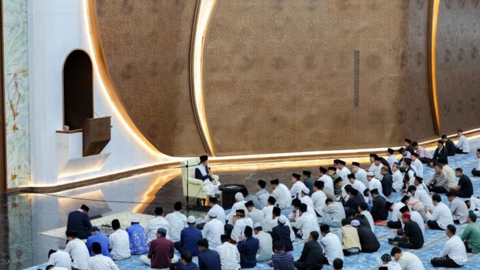 Menteri Agama RI melaksanakan ibadah salat subuh berjamaah di Masjid Negara Ibu Kota Nusantara pada Sabtu (21/2/2026). Kegiatan ini menjadi bagian dari rangkaian kegiatan kunjungan, mulai dari Istana Garuda hingga area Glamping IKN. Foto: HO/Humas Otorita IKN