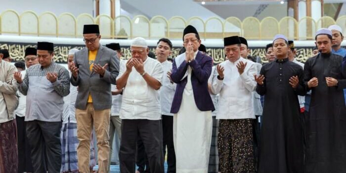 Menteri Agama RI melaksanakan ibadah salat subuh berjamaah di Masjid Negara Ibu Kota Nusantara pada Sabtu (21/2/2026). Kegiatan ini menjadi bagian dari rangkaian kegiatan kunjungan, mulai dari Istana Garuda hingga area Glamping IKN. Foto: HO/Humas Otorita