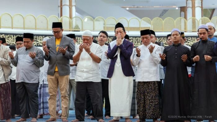 Menteri Agama RI melaksanakan ibadah salat subuh berjamaah di Masjid Negara Ibu Kota Nusantara pada Sabtu (21/2/2026). Kegiatan ini menjadi bagian dari rangkaian kegiatan kunjungan, mulai dari Istana Garuda hingga area Glamping IKN. Foto: HO/Humas Otorita IKN