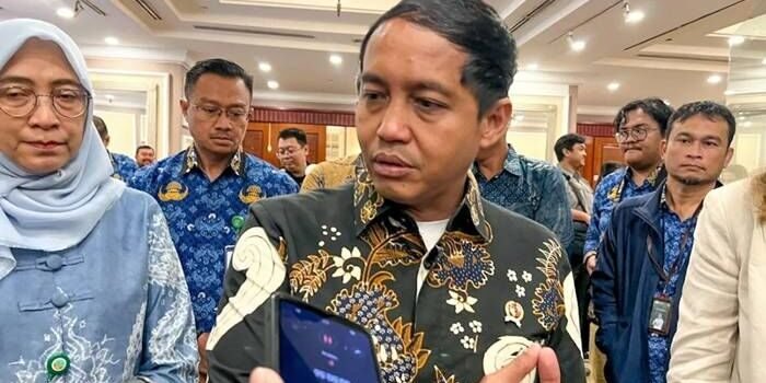Menteri Kehutanan Raja Juli Antoni menjawab pertanyaan awak media ditemui di sela-sela Acara Lesson Learned Workshop bertajuk Bergerak dari Tapak: Menyemai Perhutanan Sosial yang Inklusif untuk Hutan Lestari dan Masyarakat Sejahtera di Jakarta, Kamis (19/