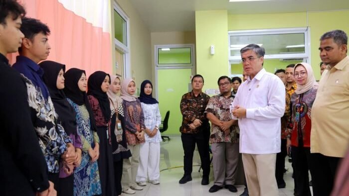 Menteri Ketenagakerjaan, Yassierli, saat mengunjungi peserta Program Pemagangan Nasional di RS Universitas Andalas (RS Unand), Padang, pada Kamis (12/02/2026). Foto: HO/Biro Humas Kemnaker