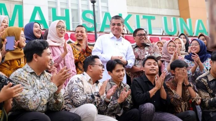 Menteri Ketenagakerjaan, Yassierli, saat mengunjungi peserta Program Pemagangan Nasional di RS Universitas Andalas (RS Unand), Padang, pada Kamis (12/02/2026). Foto: HO/Biro Humas Kemnaker
