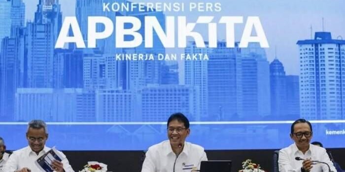 Menteri Keuangan Purbaya Yudhi Sadewa (tengah) bersama Wakil Menteri Keuangan Juda Agung (kanan) dan Wakil Menteri Keuangan Suahasil Nazara (kiri) berbincang sebelum menyampaikan keterangan pada konferensi pers APBN KiTa edisi Februari 2026 di Jakarta, Se