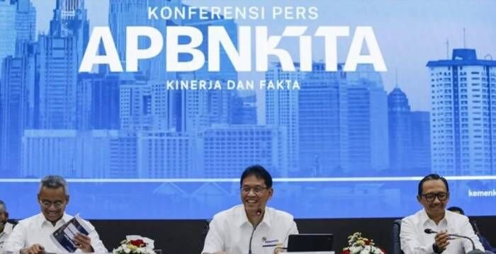 Menteri Keuangan Purbaya Yudhi Sadewa (tengah) bersama Wakil Menteri Keuangan Juda Agung (kanan) dan Wakil Menteri Keuangan Suahasil Nazara (kiri) berbincang sebelum menyampaikan keterangan pada konferensi pers APBN KiTa edisi Februari 2026 di Jakarta, Senin (23/2/2026). Kementerian Keuangan melaporkan Anggaran Pendapatan dan Belanja Negara (APBN) 2026 mengalami defisit sebesar Rp54,6 triliun atau 0,21 persen terhadap produk domestik bruto (PDB) per Januari 2026 namun masih dalam koridor desain APBN 2026. FOTO : ANTARA/Asprilla Dwi Adha/YU/pri.