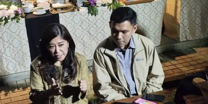 Menteri Komunikasi dan Digital Meutya Hafid (kiri) memberikan keterangan kepada wartawan saat acara buka puasa bersama di Jakarta, Jumat (27/2/2026). FOTO : ANTARA/Farhan Arda Nugraha