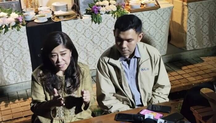Menteri Komunikasi dan Digital Meutya Hafid (kiri) memberikan keterangan kepada wartawan saat acara buka puasa bersama di Jakarta, Jumat (27/2/2026). FOTO : ANTARA/Farhan Arda Nugraha