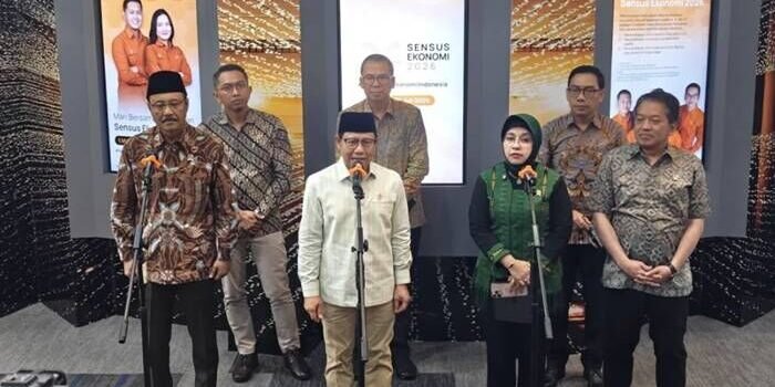 Menteri Koordinator Bidang Pemberdayaan Manusia (Menko PM) Muhaimin Iskandar memberikan keterangan dalam konferensi pers usai pertemuan terbatas bersama Menteri Sosial Saifullah Yusuf, Kepala BPS Amalia Adininggar di Kantor BPS Pusat Jakarta, Kamis (19/2/