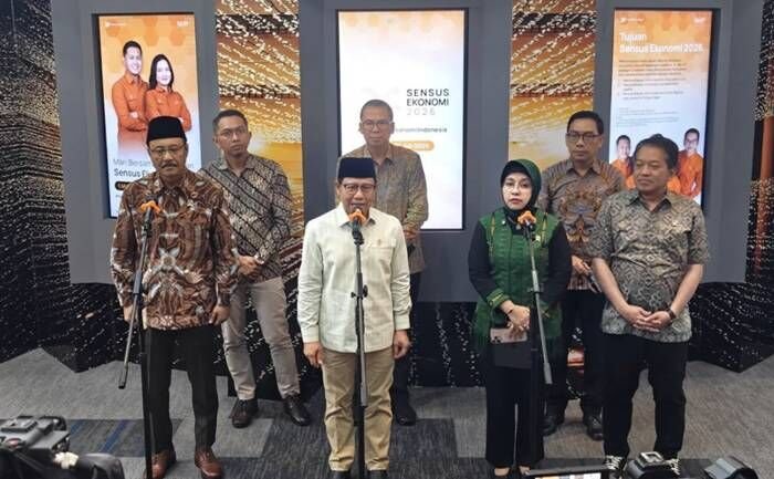 Menteri Koordinator Bidang Pemberdayaan Manusia (Menko PM) Muhaimin Iskandar memberikan keterangan dalam konferensi pers usai pertemuan terbatas bersama Menteri Sosial Saifullah Yusuf, Kepala BPS Amalia Adininggar di Kantor BPS Pusat Jakarta, Kamis (19/2/2026). FOTO : ANTARA/M Riezko Bima Elko Prasetyo