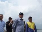 Menteri LH sekaligus Kepala BPLH, Hanif Faisol Nurofiq (tengah) saat meninjau lokasi lumpur Lapindo di Sidoarjo, Jawa Timur, Minggu (8/2/2026). FOTO : ANTARA/Fahmi Alfian