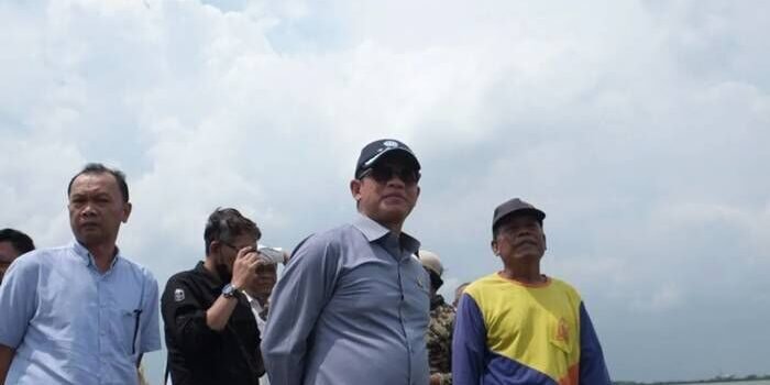 Menteri LH sekaligus Kepala BPLH, Hanif Faisol Nurofiq (tengah) saat meninjau lokasi lumpur Lapindo di Sidoarjo, Jawa Timur, Minggu (8/2/2026). FOTO : ANTARA/Fahmi Alfian