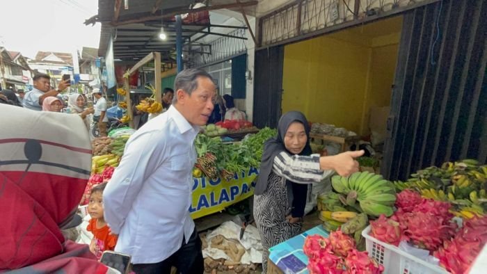 Menteri Lingkungan Hidup Republik Indonesia, Dr. Hanif Faisol Nurofiq, Saat meninjau langsung sejumlah titik di Kota Balikpapan, pada Jumat (6/2/2026). Foto: BorneoFlash/Niken Sulastri