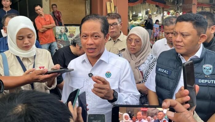 Menteri Lingkungan Hidup Republik Indonesia, Dr. Hanif Faisol Nurofiq, saat melakukan peninjauan pengolahan sampah di Balikpapan, pada Jumat (6/2/2026). Foto: BorneoFlash/Niken Sulastri