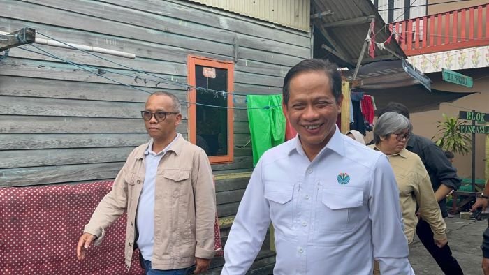 Menteri Lingkungan Hidup Republik Indonesia, Dr. Hanif Faisol Nurofiq, Saat meninjau langsung sejumlah titik di Kota Balikpapan, pada Jumat (6/2/2026). Foto: BorneoFlash/Niken Sulastri