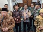 Menteri Perhubungan (Menhub) Dudy Purwagandhi bersama Gubernur Jatim Khofifah Indar Parawansa memberikan keterangan usai rapat koordinasi persiapan angkutan Lebaran di Gedung Negara Grahadi Surabaya, Jawa Timur, Jumat (20/2/2026). FOTO : ANTARA/Willi Irawan.