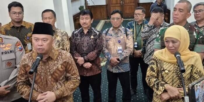 Menteri Perhubungan (Menhub) Dudy Purwagandhi bersama Gubernur Jatim Khofifah Indar Parawansa memberikan keterangan usai rapat koordinasi persiapan angkutan Lebaran di Gedung Negara Grahadi Surabaya, Jawa Timur, Jumat (20/2/2026). FOTO : ANTARA/Willi Iraw