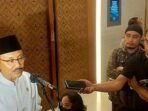 Menteri Sosial Saifullah Yusuf memberikan keterangan ke media pada acara buka puasa bersama dengan guru dan siswa sekolah rakyat yang digelar di ICE BSD Tangerang, Jumat. FOTO :ANTARA/Irfan/pri.