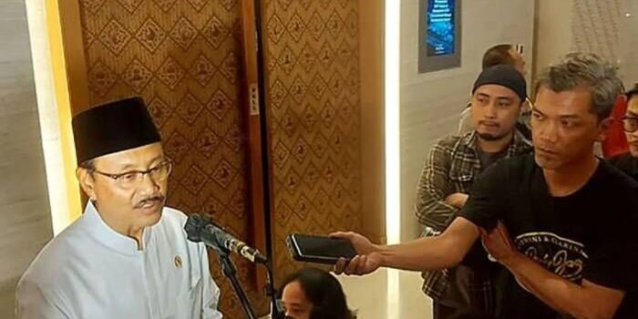 Menteri Sosial Saifullah Yusuf memberikan keterangan ke media pada acara buka puasa bersama dengan guru dan siswa sekolah rakyat yang digelar di ICE BSD Tangerang, Jumat. FOTO :ANTARA/Irfan/pri.