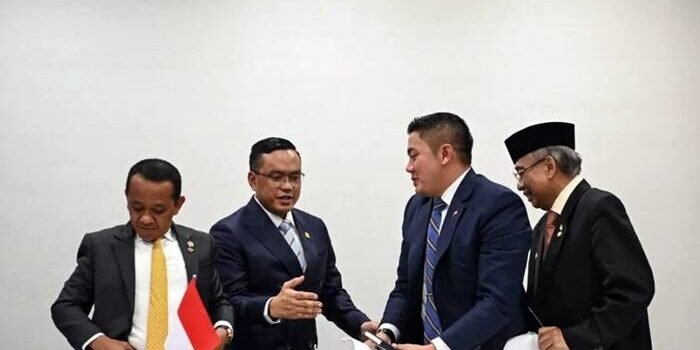 Menteri ESDM Bahlil Lahadalia (kiri) berbincang dengan Sekretaris Kabinet Teddy Indra Wijaya (kedua kanan), Direktur Utama Pertamina Simon Aloysius Mantiri (kedua kiri) dan Duta Besar Indonesia untuk Amerika Serikat Dwisuryo Indroyono Soesilo (kanan) usai memberikan keterangan pers terkait perjanjian perdagangan timbal balik (ART) Indonesia-AS di bidang ESDM di Washington DC, Amerika Serikat, Jumat (20/2/2026). FOTO: ANTARA/Hafidz Mubarak A/YU