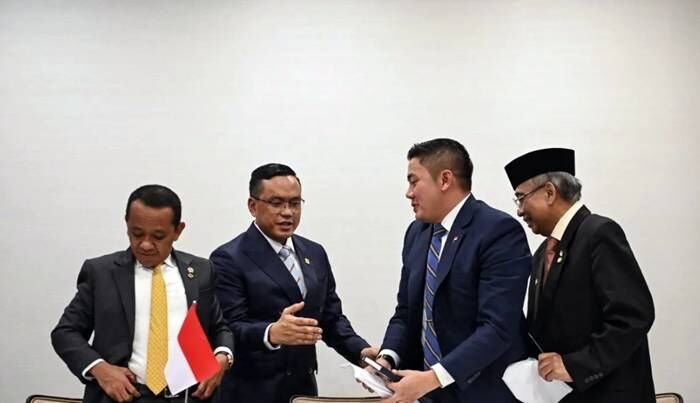 Menteri ESDM Bahlil Lahadalia (kiri) berbincang dengan Sekretaris Kabinet Teddy Indra Wijaya (kedua kanan), Direktur Utama Pertamina Simon Aloysius Mantiri (kedua kiri) dan Duta Besar Indonesia untuk Amerika Serikat Dwisuryo Indroyono Soesilo (kanan) usai memberikan keterangan pers terkait perjanjian perdagangan timbal balik (ART) Indonesia-AS di bidang ESDM di Washington DC, Amerika Serikat, Jumat (20/2/2026). FOTO: ANTARA/Hafidz Mubarak A/YU