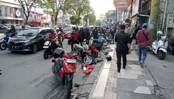Mobil menabrak deretan sepeda motor yang terparkir di kawasan tersebut tepatnya di sekitar Plaza Balikpapan Jenderal Sudirman, pada Selasa (3/2/2026). Foto: BorneoFlash/Ist