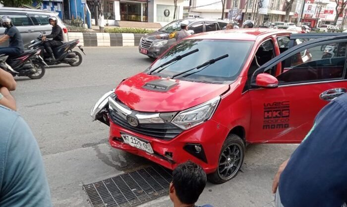 Mobil menabrak deretan sepeda motor yang terparkir di kawasan tersebut tepatnya di sekitar Plaza Balikpapan Jenderal Sudirman, pada Selasa (3/2/2026). Foto: BorneoFlash/Ist