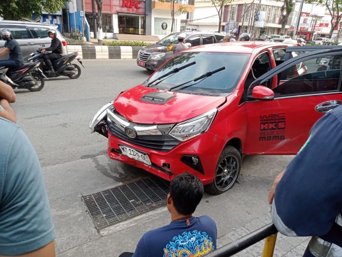 Motor Parkir Ditabrak Mobil, Tidak Ada Korban Jiwa 