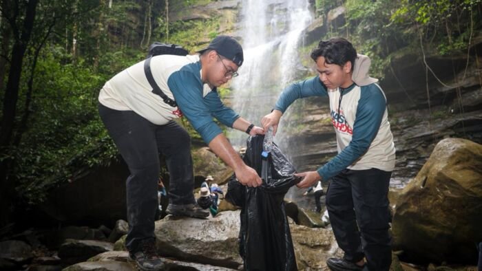 Otorita IKN bersama Bank Indonesia, Mayora Group dan sejumlah pemangku kepentingan menggelar kegiatan aksi mengumpulkan sampah di kawasan wisata alam (07/02/2026), sebagai bagian dari semangat memaknai Hari Peduli Sampah Nasional (HPSN) yang diperingati setiap 21 Februari. Foto: HO/Humas Otorita IKN