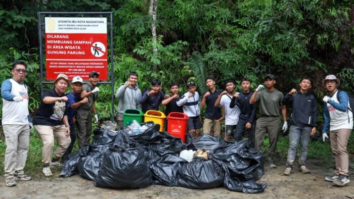 Otorita IKN bersama Bank Indonesia, Mayora Group dan sejumlah pemangku kepentingan menggelar kegiatan aksi mengumpulkan sampah di kawasan wisata alam (07/02/2026), sebagai bagian dari semangat memaknai Hari Peduli Sampah Nasional (HPSN) yang diperingati setiap 21 Februari. Foto: HO/Humas Otorita IKN