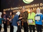 PHM menyerahkan bantuan pendidikan secara simbolis kepada perwakilan mahasiswa dari 15 perguruan tinggi dan perwakilan dari sarjana pesisir, acara berlangsung di Samarinda pada Rabu (21/1/ 2026). Foto: HO/PHM