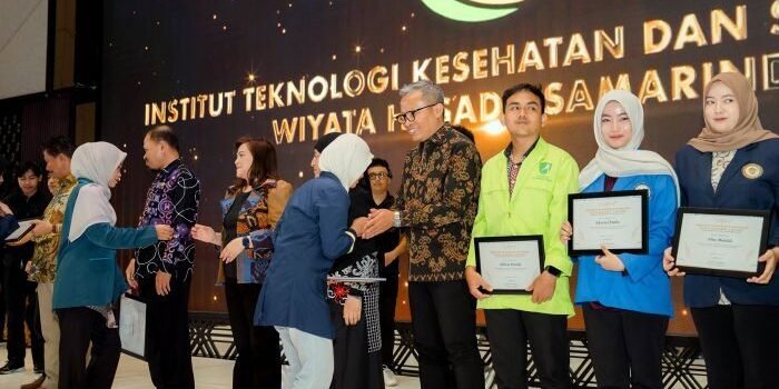 PHM menyerahkan bantuan pendidikan secara simbolis kepada perwakilan mahasiswa dari 15 perguruan tinggi dan perwakilan dari sarjana pesisir, acara berlangsung di Samarinda pada Rabu (21/1/ 2026). Foto: HO/PHM