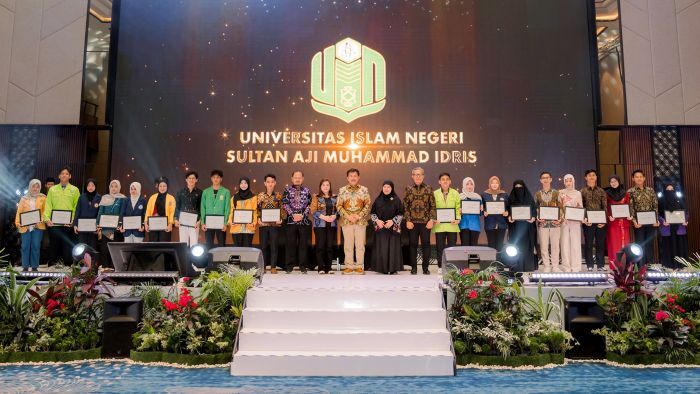 PHM menyerahkan bantuan pendidikan secara simbolis kepada perwakilan mahasiswa dari 15 perguruan tinggi dan perwakilan dari sarjana pesisir, acara berlangsung di Samarinda pada Rabu (21/1/ 2026). Foto: HO/PHM