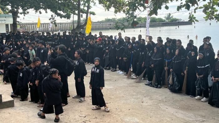 PSHT Gelar aksi bakti sosial bersih pantai di kawasan Monumen Perjuangan Rakyat (Monpera) Balikpapan, Pada Selasa (17/2/2026). Foto: BorneoFlash/Niken Sulastri