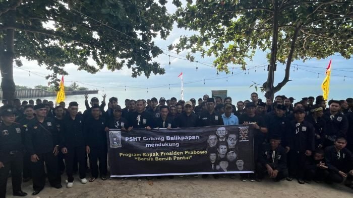 PSHT Gelar aksi bakti sosial bersih pantai di kawasan Monumen Perjuangan Rakyat (Monpera) Balikpapan, Pada Selasa (17/2/2026). Foto: BorneoFlash/Niken Sulastri